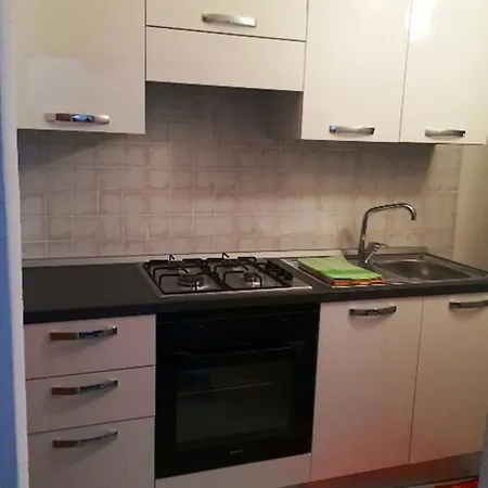 Ai Piedi Del Castello Di 卡斯特尔萨多