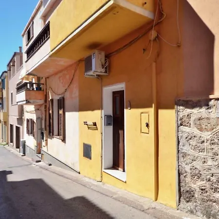 Ai Piedi Del Castello Di